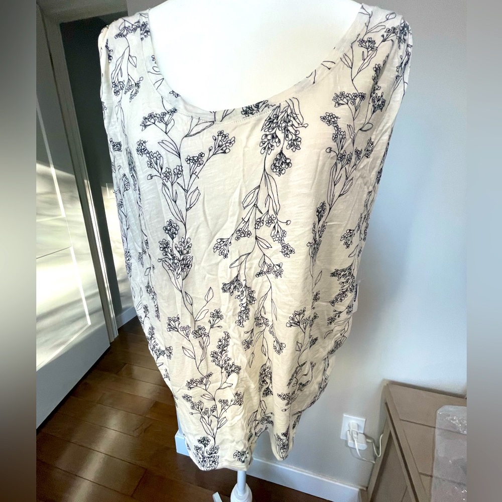 Old Navy Floral Drape Tshirt, XXL